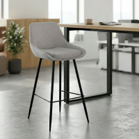 Gepolsterter Hocker Giselle, Ergonomisch und Schwarzes Gestell