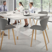 Skandinavischer Stuhl Emily, ergonomische Sitzfläche, Holzbeine